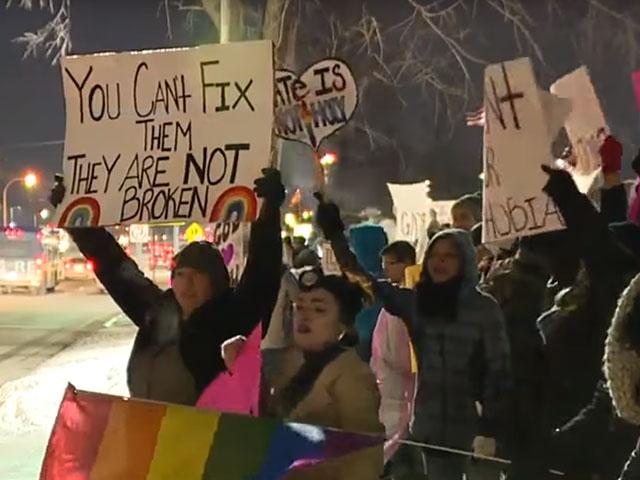Pastor é ameaçado de morte por ajudar jovens que querem deixar a homossexualidade Michiganchurchprotestyt_si