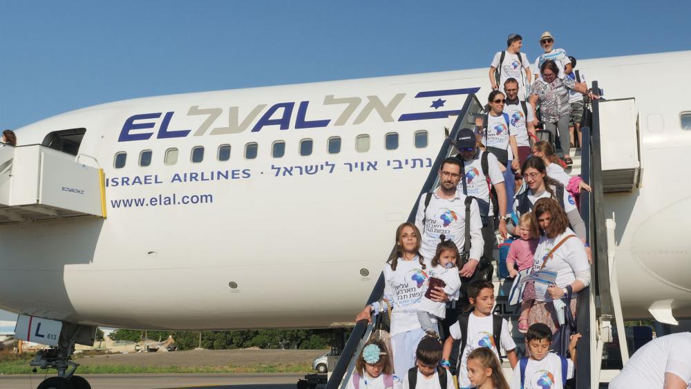 Israel's Newest Citizens Arriving at Ben Gurion Airport, Photo, CBN News, Jonathan Goff