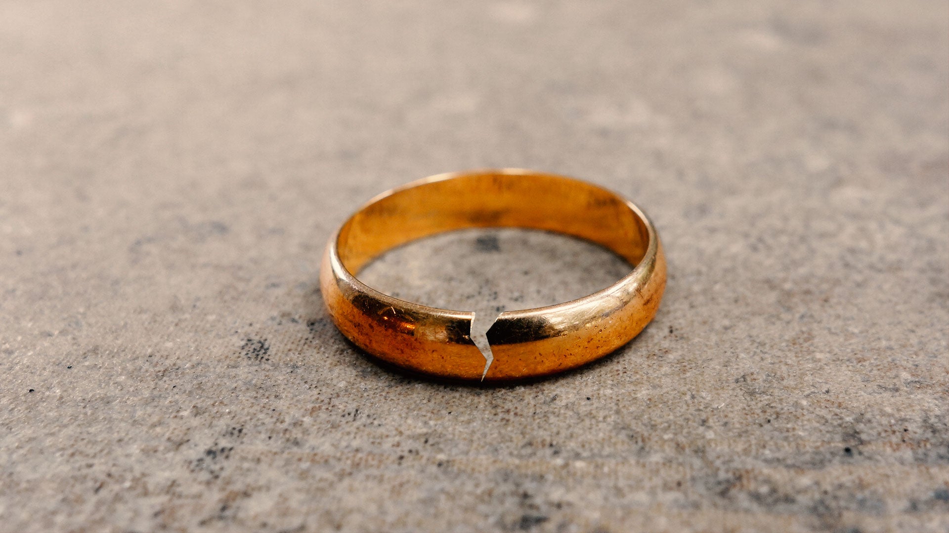 Сломанное кольцо. Поломанное обручальное кольцо. Пустотелое обручальное кольцо. Сломанное золотое кольцо.