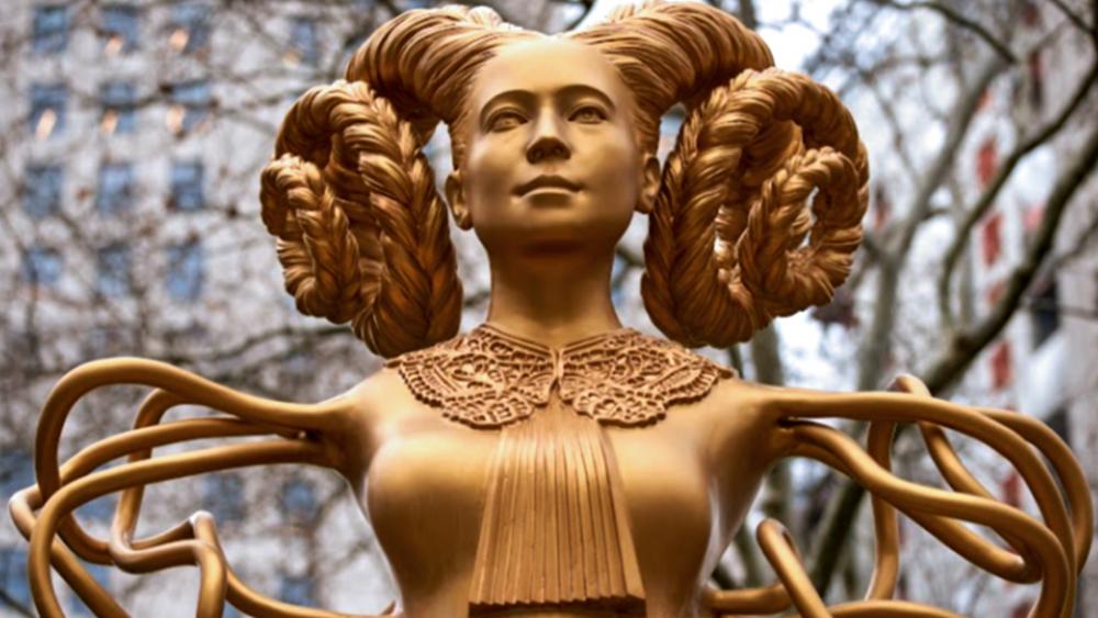 Nueva York eleva una estatua "con cuernos" en homenaje al aborto ya la jueza Ruth Bader Ginsburg