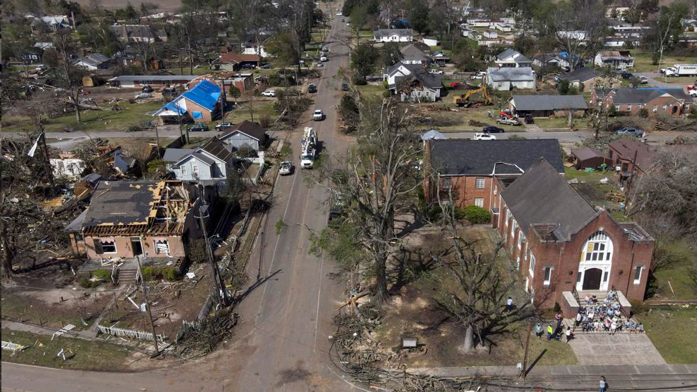 Las iglesias brindan consuelo en el delta del Mississippi devastado por un tornado