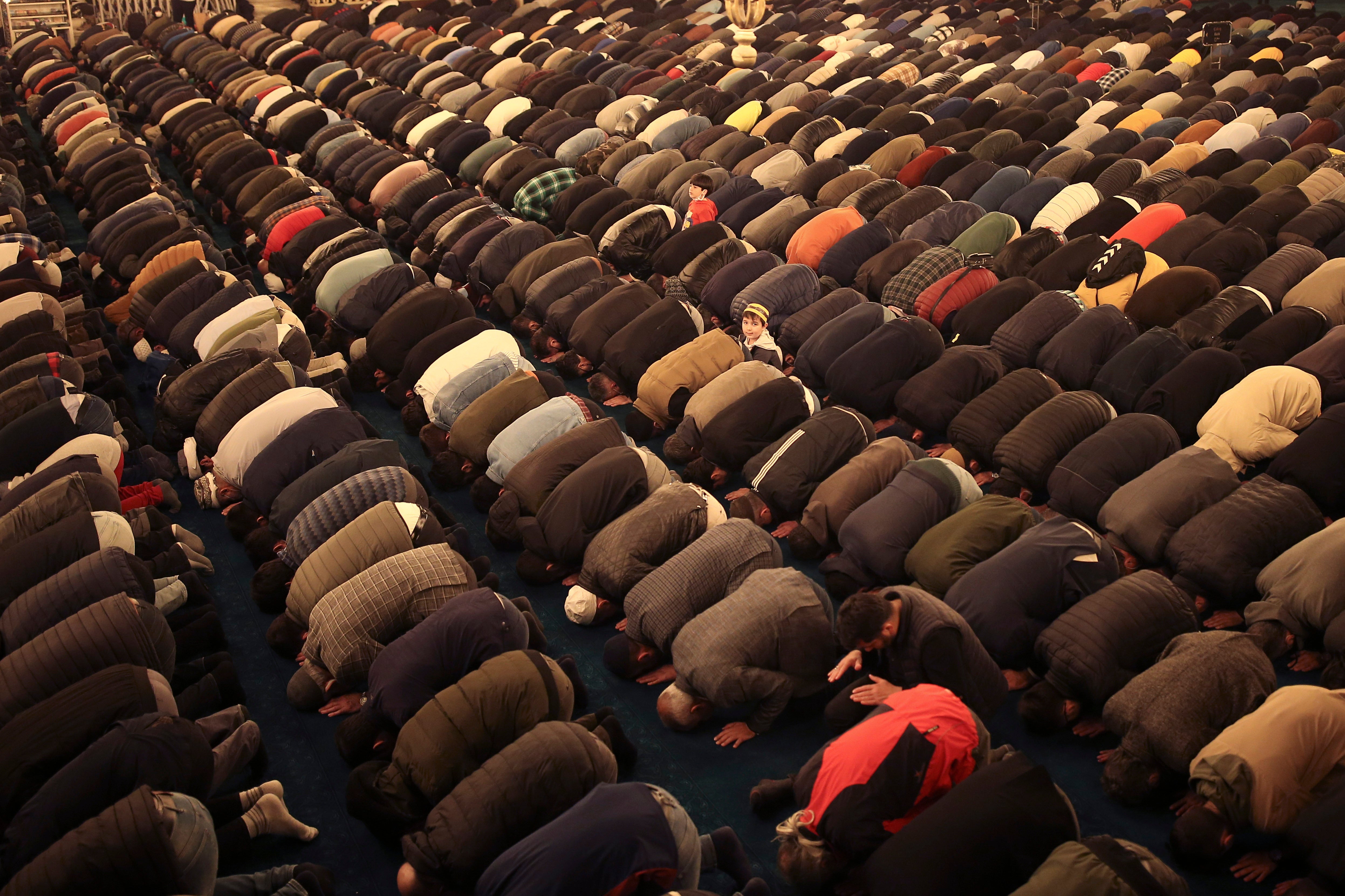 Ночь молитвы в рамадан. Мусульманин молится. Рамадан Азербайджан. Рамадан в Турции. Для мусульман молитва вечер.
