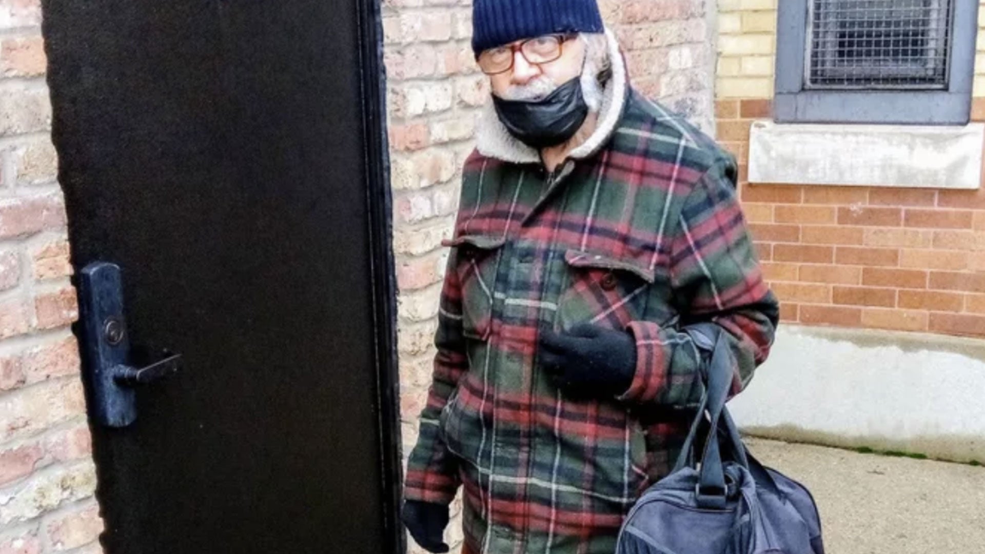 AND NOW SOME GOOD NEWS: Hundreds of Strangers Help Chicago Homeless Man Find a New Home