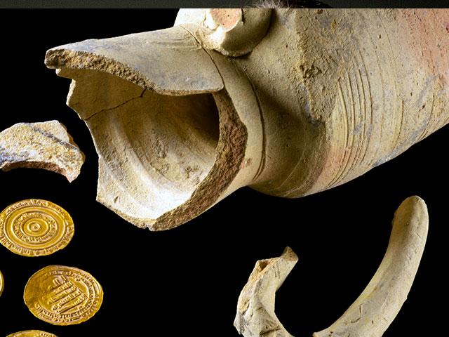 The juglet and the gold coins. Photo: Dafna Gazit, Israel Antiquities Authority