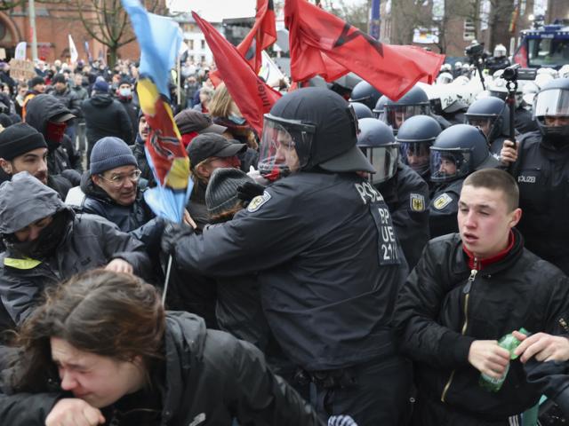 Foto: Leftige demonstranten botsten met de politie zoals anti-rechtse allianties demonstreerden in Hamburg-Harburg op 26 januari 2025. (Foto door: Georg Wendt/Picture-Alliance/DPA/AP-afbeeldingen)