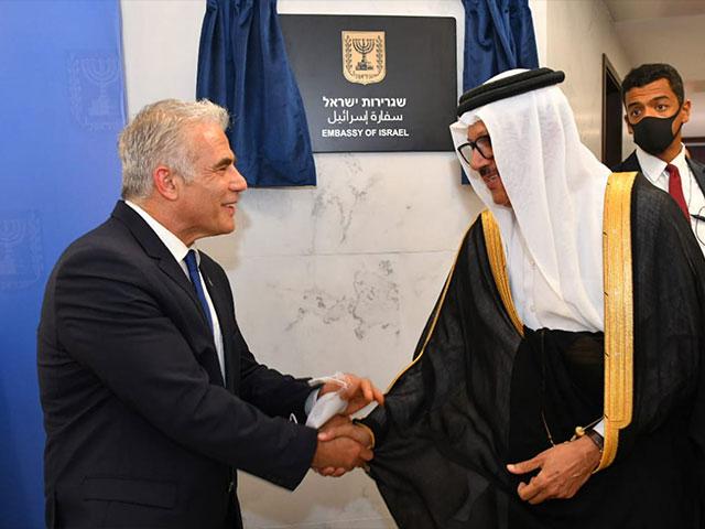 Foreign Minister Yair Lapid and Bahrain’s Foreign Minister Abdullatif al Zayani Open Israel’s Embassy in Manama. Photo Credit: Shlomi Amshalem, GPO.