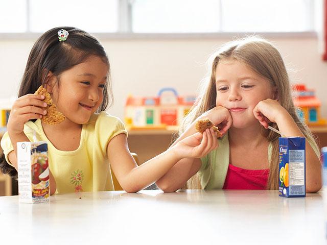 children-sharing-cookie_SI.jpg