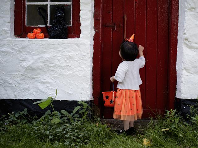 halloween-child-door_si.jpg