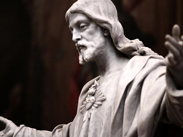 Jesus Christ statue with arms wide open
