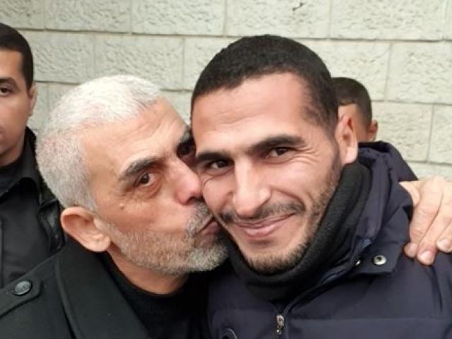 Hamas terrorist mastermind Yahya Sinwar embraces freelance photographer Hassan Eslaiah (Credit: Honest Reporting). 
