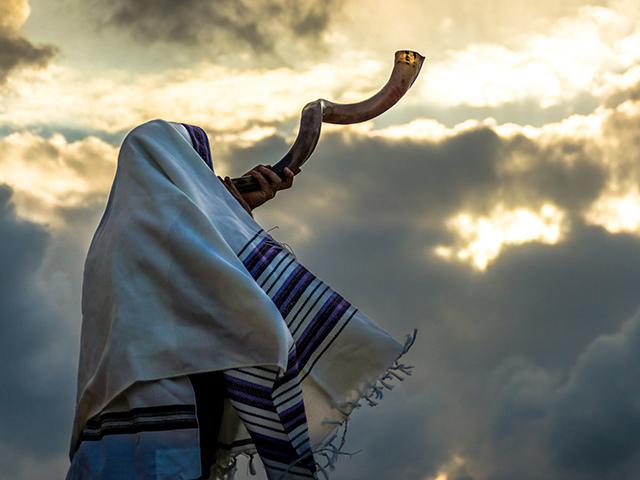 jewish rosh hashanah man blowing shofar