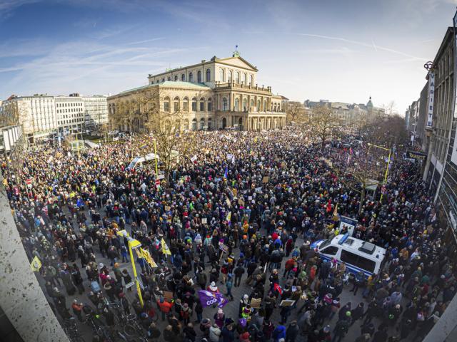 Leftige demonstranten demonstreren tegen de groei van een rechtse politieke partij, in Hanover, Duitsland, 8 februari 2025. (Moritz Frankenberg/DPA via AP)