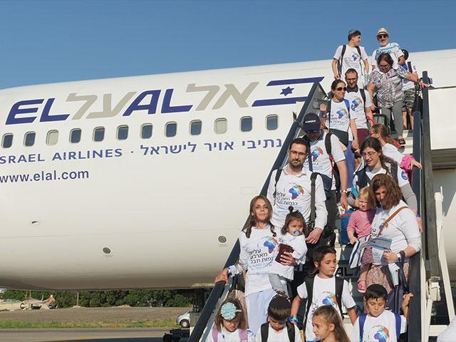 Israel&#039;s Newest Citizens Arriving at Ben Gurion Airport, Photo, CBN News, Jonathan Goff