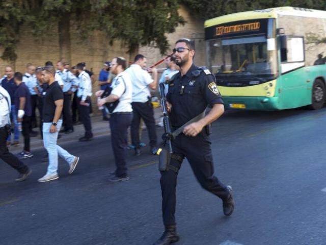 Oficiales de policía israelíes trabajan en el lugar de un ataque en Jerusalén, el martes 19 de julio de 2022. Foto AP.