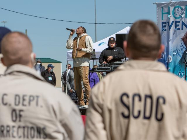 Lecrae actúa en un evento Hope en un centro penitenciario en las afueras de Columbia, Carolina del Sur. Foto cortesía de Prison Fellowship