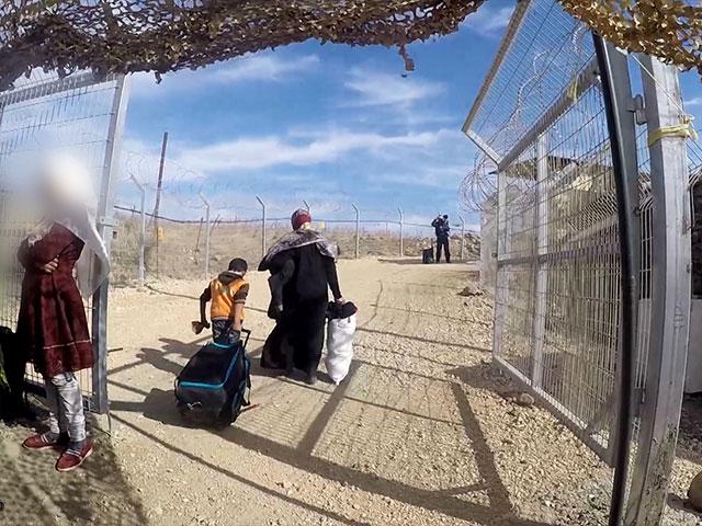 Syrians Exit Security to Enter Camp Ichay, Photo, CBN News