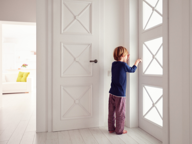 child-opening-door-640.png