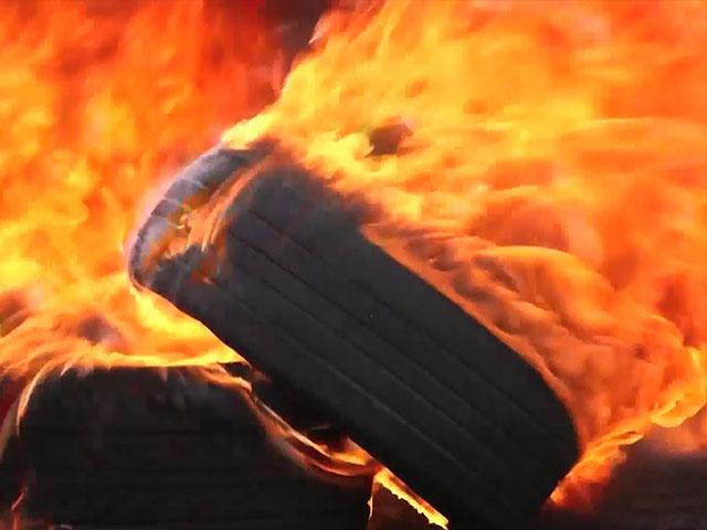 Setting tires on fire, Photo, CBN News
