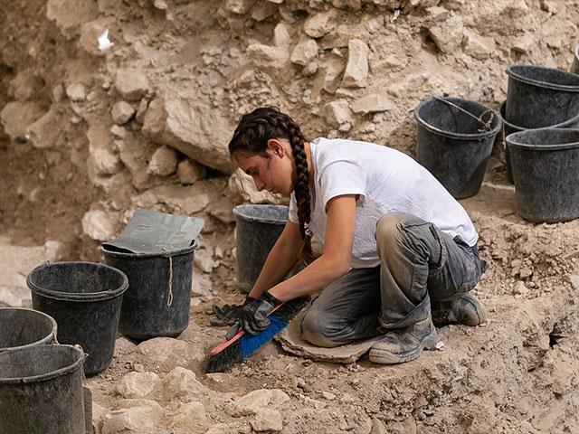 Excavating the area outside the Old City walls where the earring was found, Photo, IAA