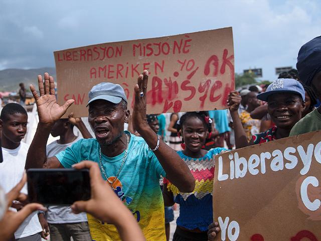 People protest for the release of 17 kidnapped missionaries near the missionaries&#039; headquarters in Titanyen, north of Port-au-Prince, Haiti (AP Photo/Joseph Odelyn)