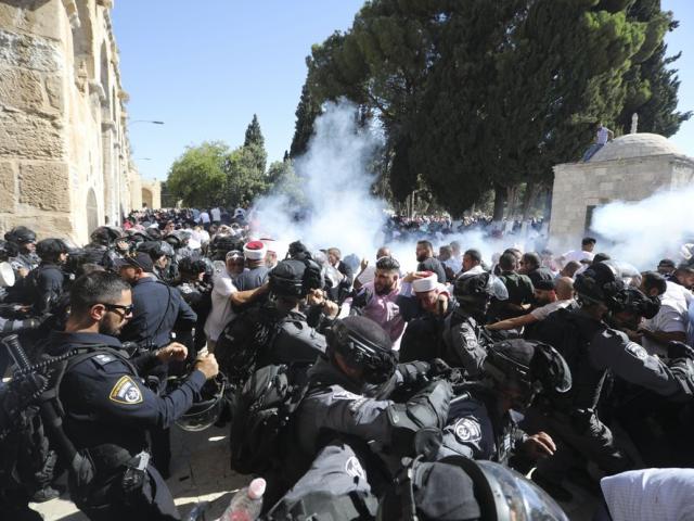 Israeli police clashes with Palestinian worshippers at al-Aqsa mosque compound in Jerusalem, Sunday, Aug 11, 2019 (AP Photo/Mahmoud Illean)