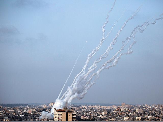 Foguetes são lançados da Faixa de Gaza em direção a Israel, segunda-feira, maio.  10, 2021. (AP Photo / Khalil Hamra)