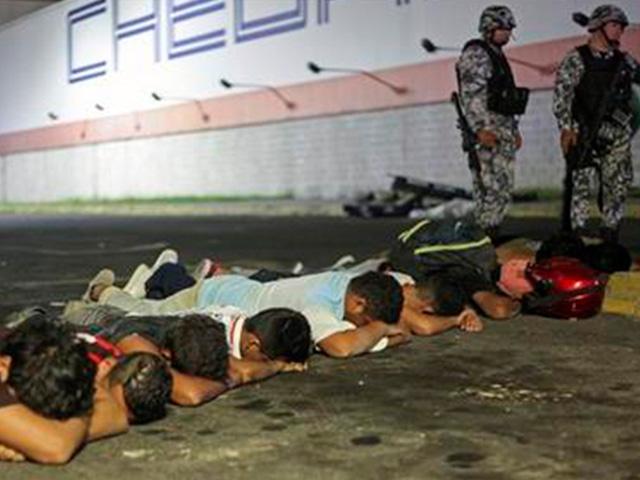 Sospechosos son detenidos por la policía de la marina después de que una tienda fue saqueada por una multitud en el puerto de Veracruz, México, el miércoles 4 de enero de 2017. Las protestas por un aumento brusco del precio de la gasolina irrumpieron en e