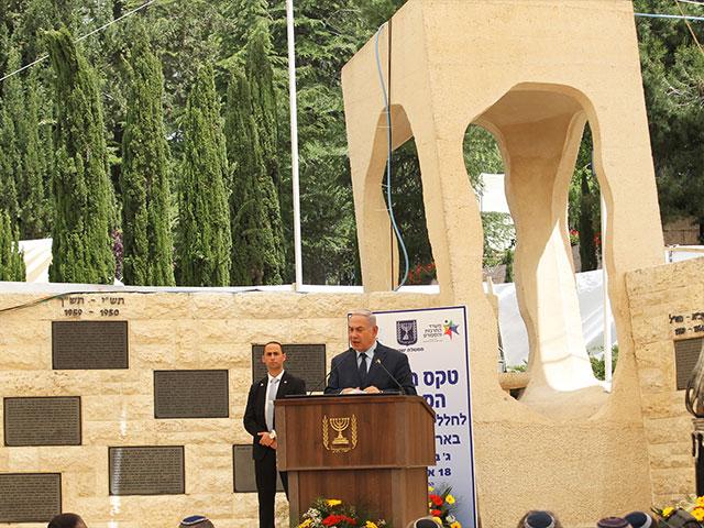 Prime Minister Benjamin Netanyahu at Mt. Herzl Military Cemetery, Photo, TPS, Hillel Maeir