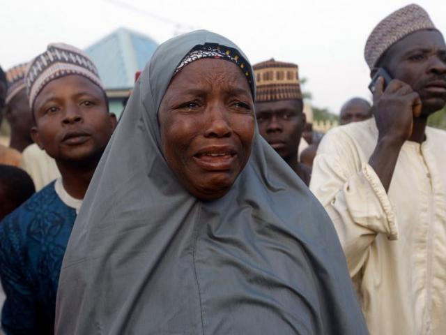 Las familias nigerianas lloran después de que sus hijos fueron secuestrados de la escuela (AP Photo / Sunday Alamba)