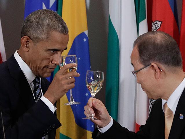 President Obama and Secretary Ban Ki-Moon toast one another, Associated Press photo