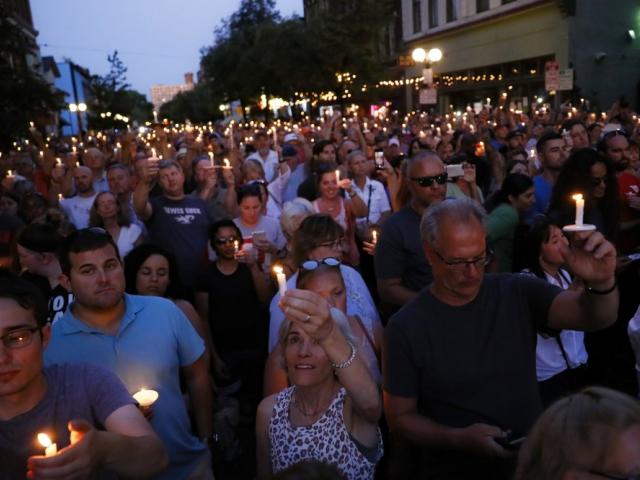 Ohio vigilia (AP Photo/John Minchillo)