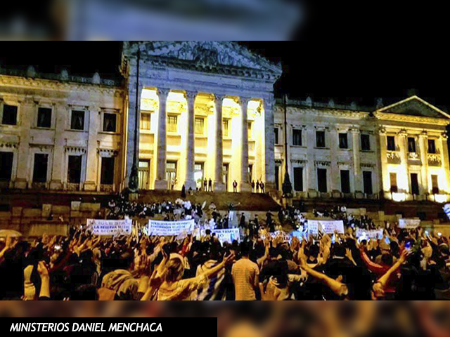 Cientos de uruguayos oran frente al Palacio Legislativo 