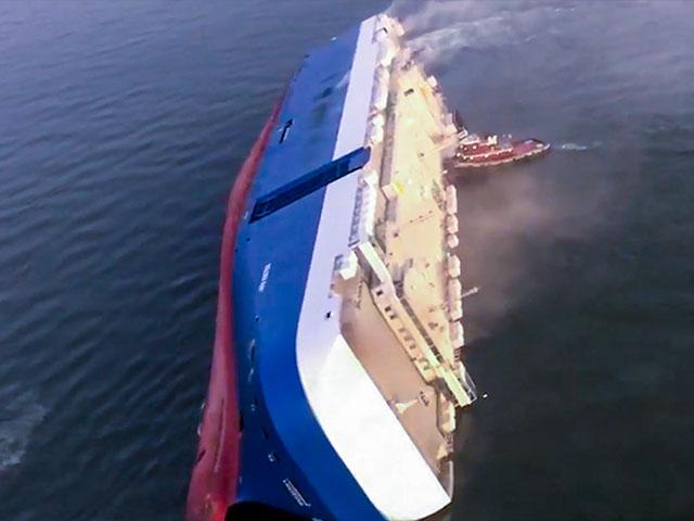 Overturned cargo ship &quot;Golden Ray&quot;