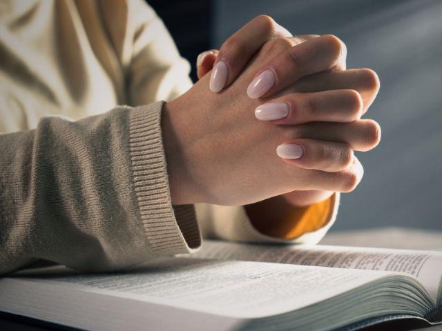 woman praying