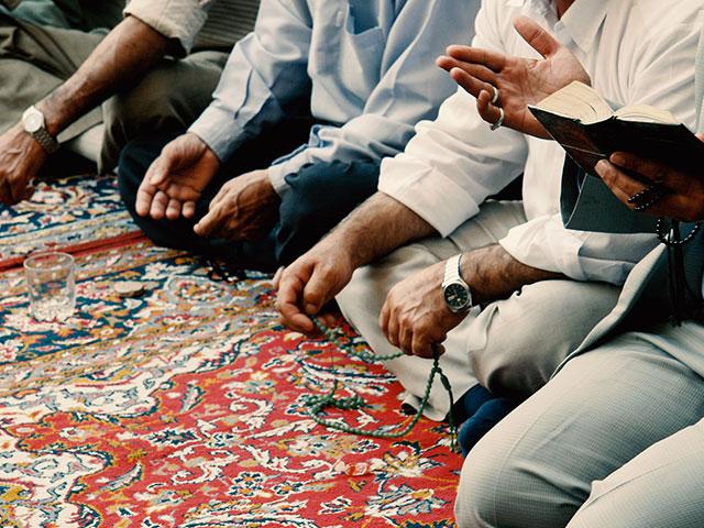 muslimmenprayingas