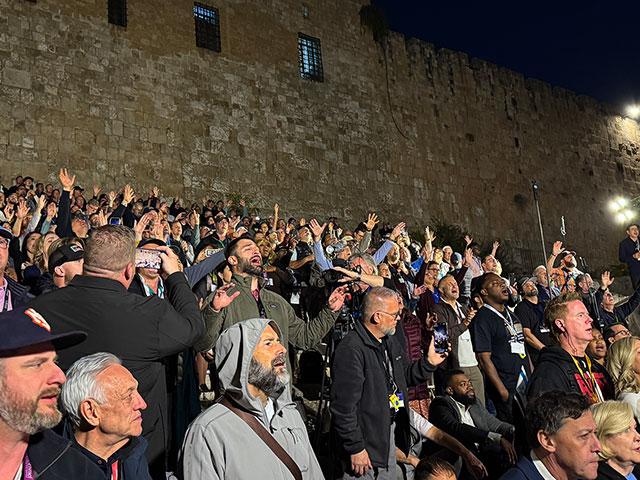 1,000 pastors praying and worshipping on the Southern Steps in Jerusalem, Dec. 4, 2025. Photo Credit: CBN News. 1,000 pastors praying and worshipping on the Southern Steps in Jerusalem, Dec. 4, 2025. Photo Credit: CBN News.