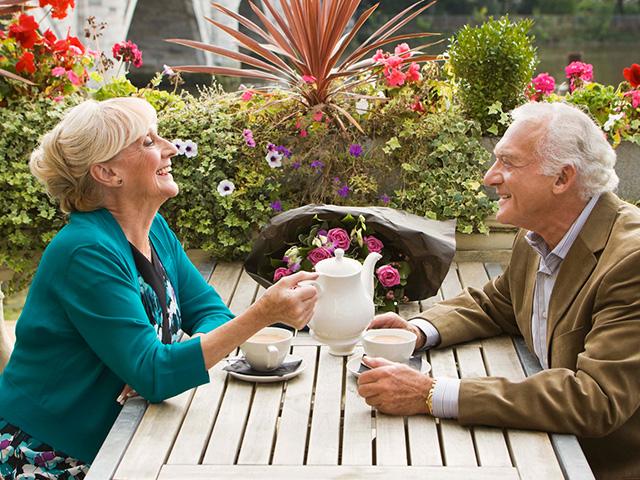 senior-couple-restaurant_si.jpg