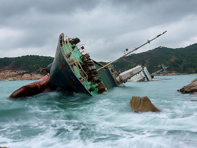 shipwreck-rocky-coast_si.jpg