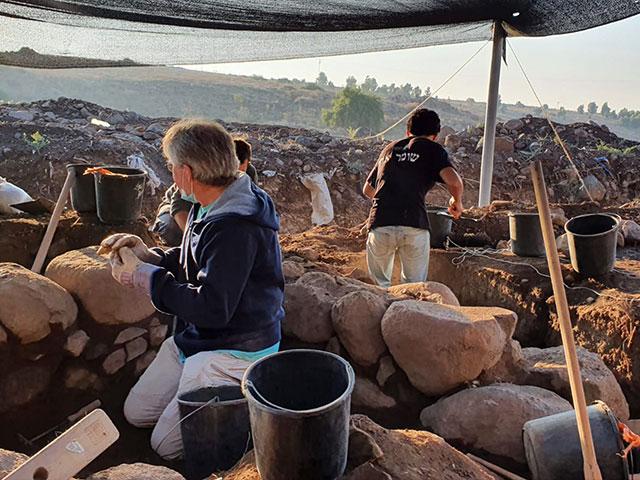 Work on the excavation. Photo: Einat Ambar-Armon, Israel Antiquities Authority