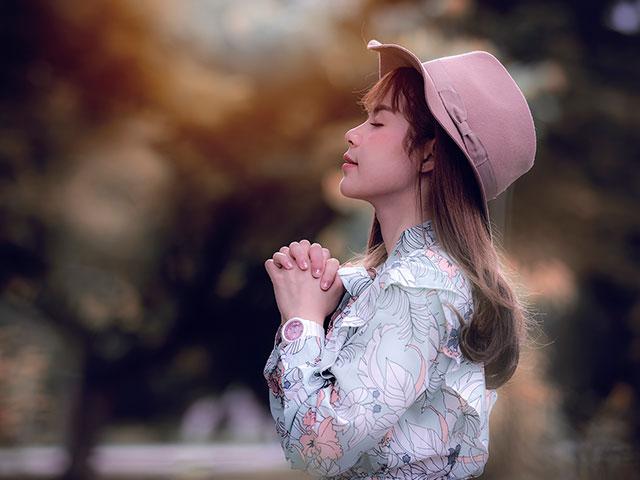 woman-hat-praying_si.jpg