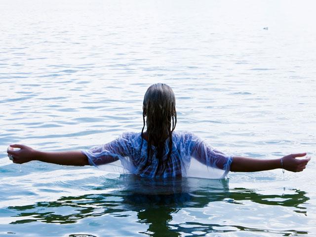 woman-lake-water_SI.jpg