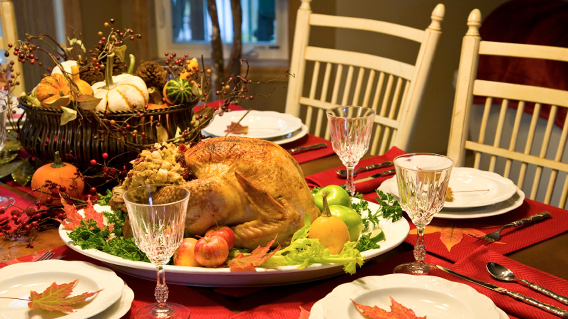 Накрытый стол ужин. Накрыть праздничный стол. Накрытый стол. Красивый праздничный стол. Красивый стол с едой.