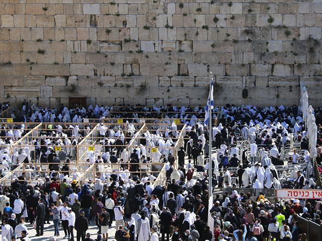 Thousands Attend Priestly Blessing At Western Wall For First Time Since ...