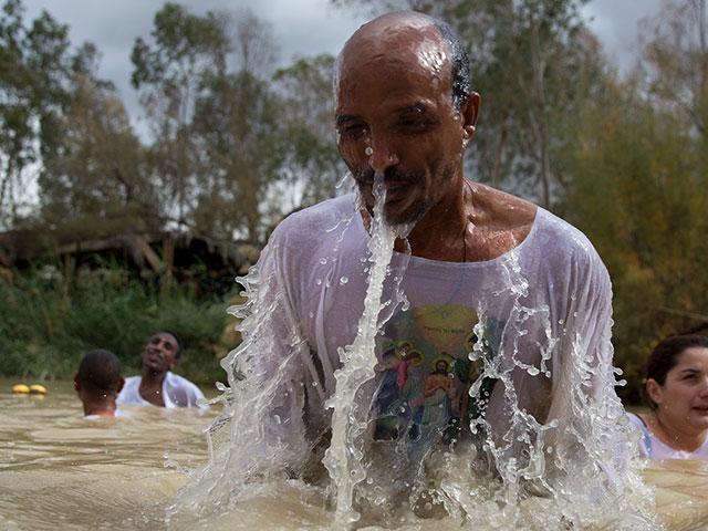 rækkevidde Parasit Afdeling 20,000 Christians Flock to Jordan River to Get Baptized in the Footsteps of  Jesus | CBN News