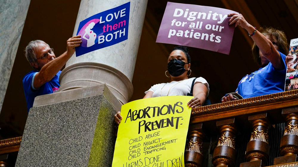 Protesta contra la prohibición al aborto en la Legislatura de Indianápolis, el 26 de julio de 2022. (Foto AP/Michael Conroy)