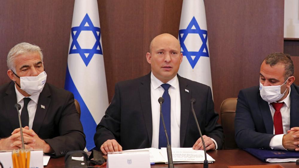 El primer ministro israelí, Naftali Bennett, en el centro, preside una reunión semanal del gabinete, en la oficina del primer ministro en Jerusalén, el domingo 5 de diciembre de 2021 (Gil Cohen-Magen / Pool vía AP).