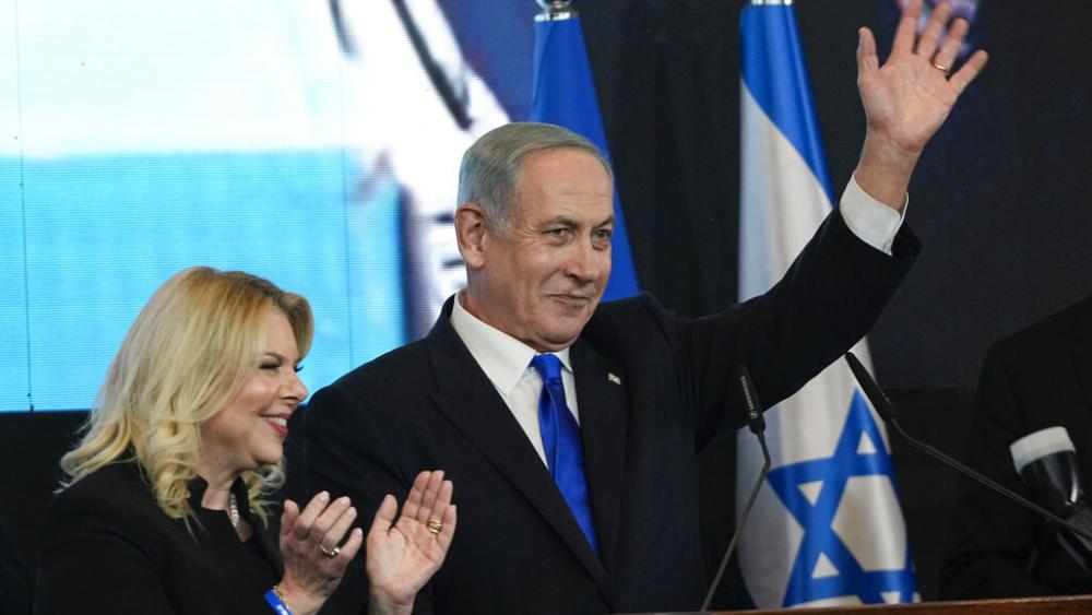 Benjamin Netanyahu waves to his supporters after first exit poll results for the Israeli Parliamentary election at his party&#039;s headquarters in Jerusalem, Wednesday, Nov. 2, 2022. (AP Photo/Tsafrir Abayov)