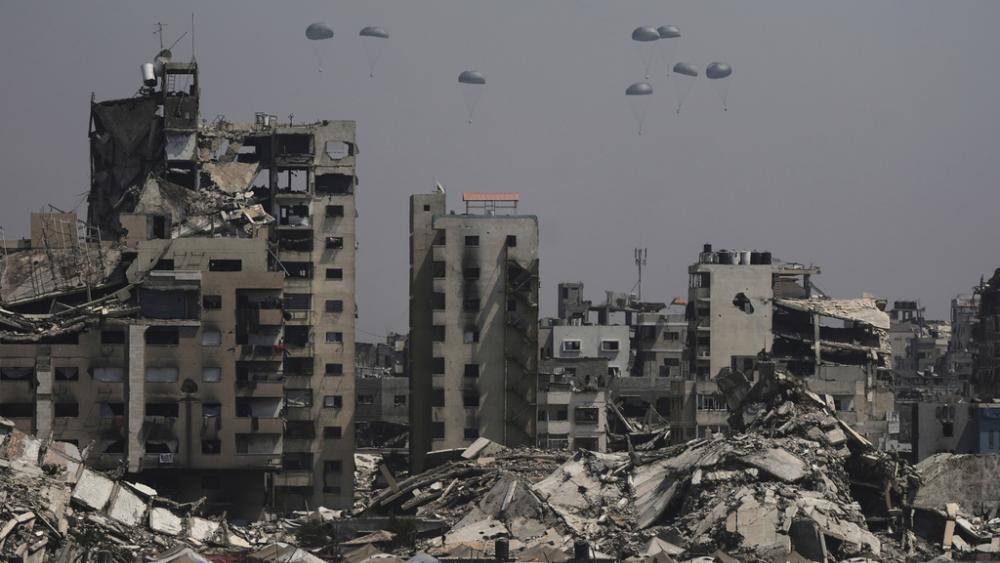 Humanitarian aid is airdropped to Palestinians over Gaza City, Gaza Strip, Monday, July 28, 2025. (AP Photo/Jehad Alshrafi)