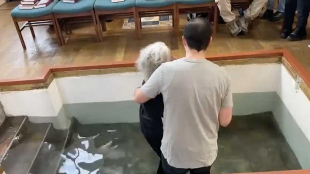 Video conmovedor de anciana frágil siendo bautizada ofrece un recuerdo espectacular para todos los creyentes