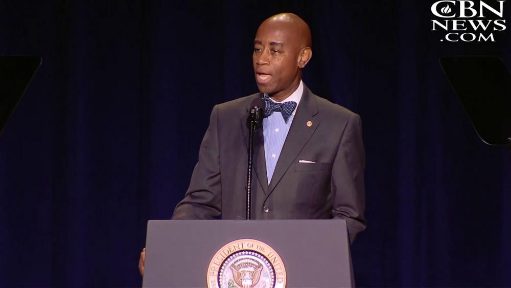 'Pray This Daily': Senate Chaplain Barry Black Offers Biblical ...